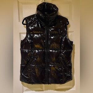 Super stylish Shiny Black Puffer Vest Sz S Used once
High collar Noize design